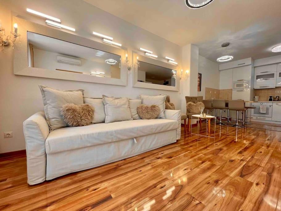 Tk Stylish Free Private Parking Garage Apartment