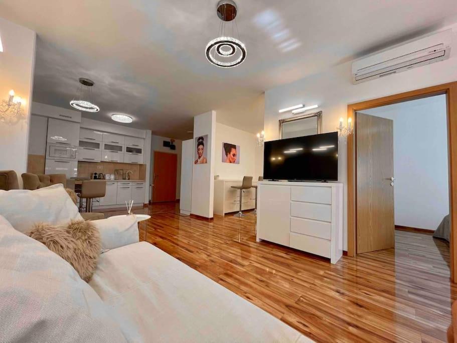 Tk Stylish Free Private Parking Garage Budapest